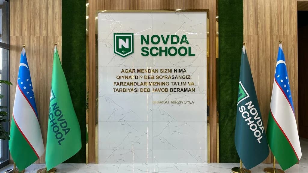 Novda School — вывеска в лобби школы