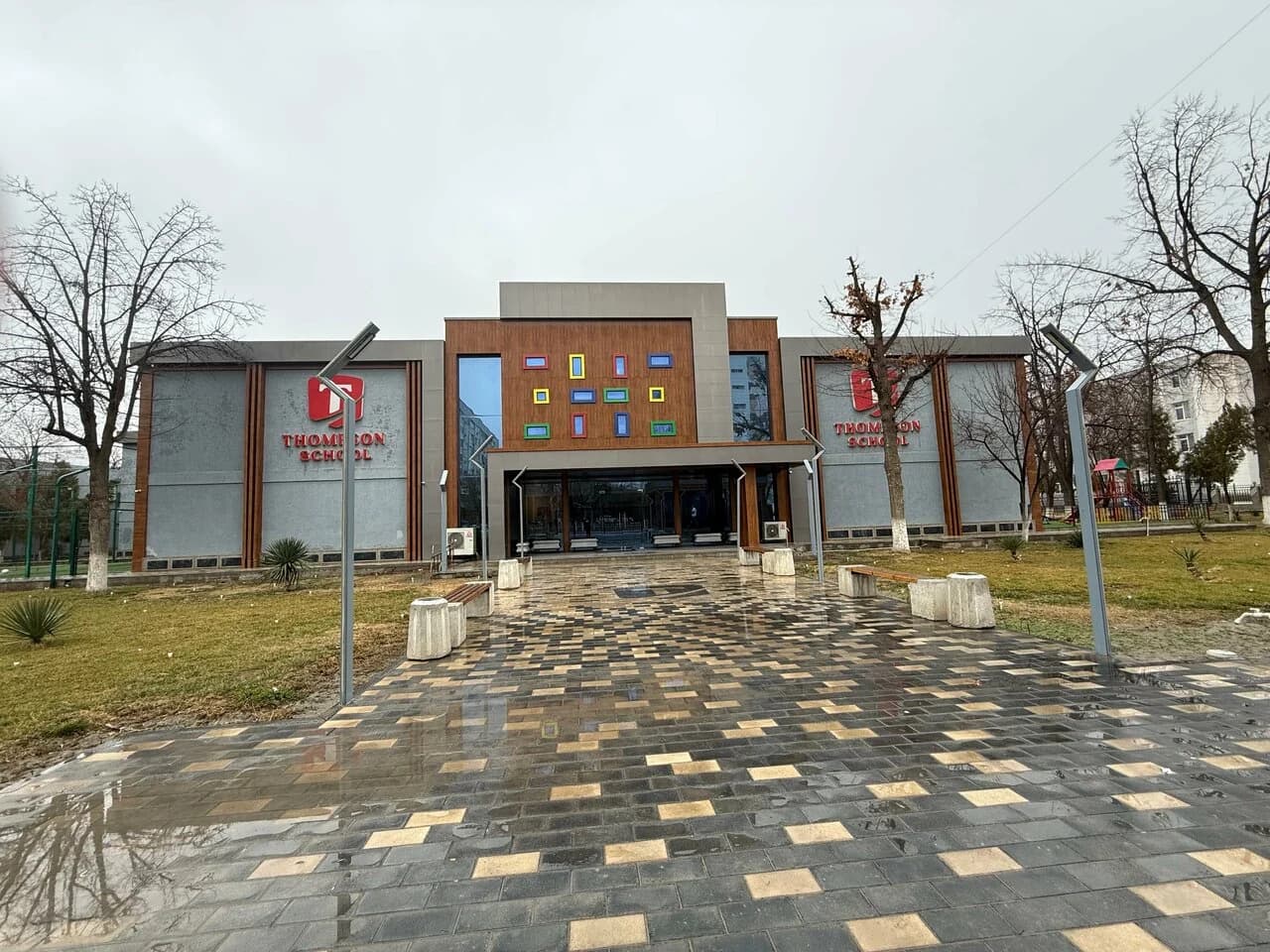 Здание школы и благоустроенный двор