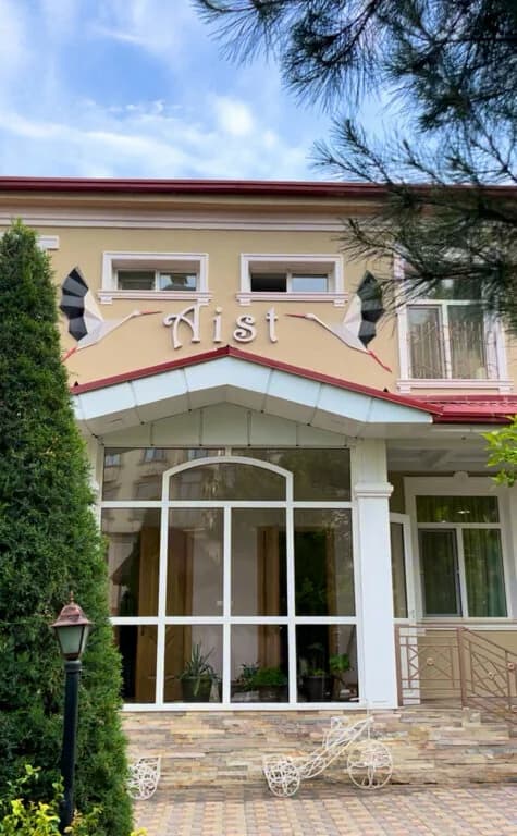 Фасад детского сада Aist с вывеской