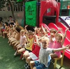 Kindergarten Twinkle Star — дети на игровой площадке