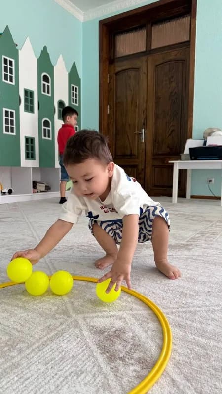 Игровое пространство с домиками-стеллажами в KinderWeek