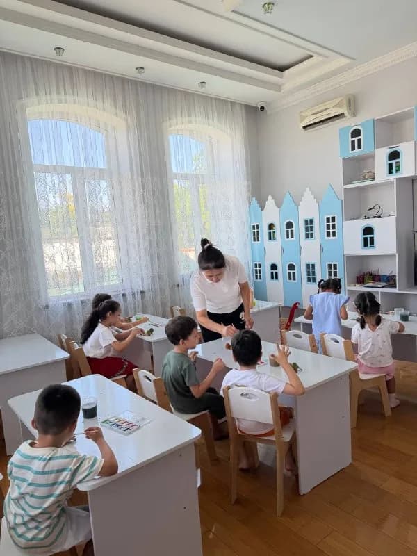Занятие за столами в детском саду KinderWeek