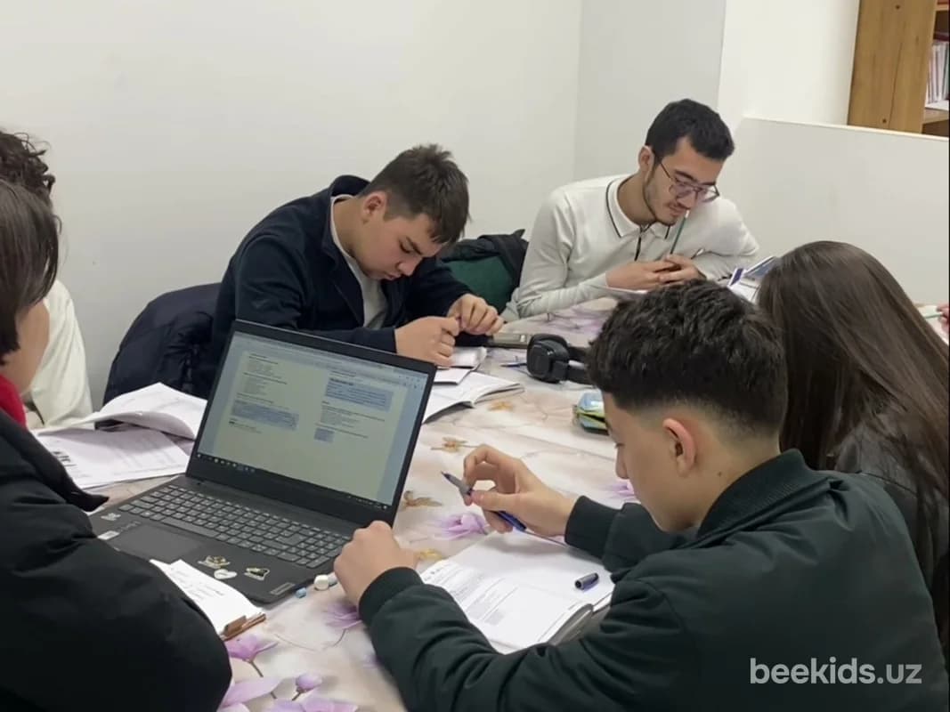 Занятие в мини-группе в учебном центре Angloroom