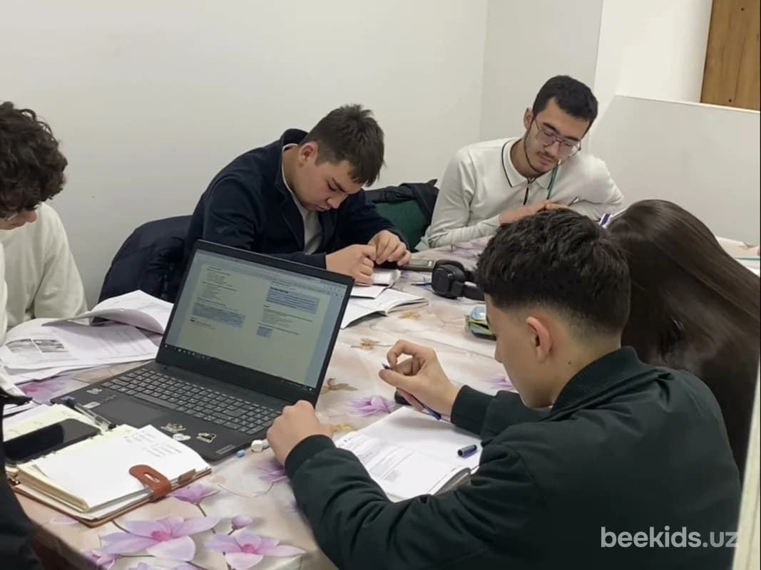 Ученики Angloroom за работой на уроке