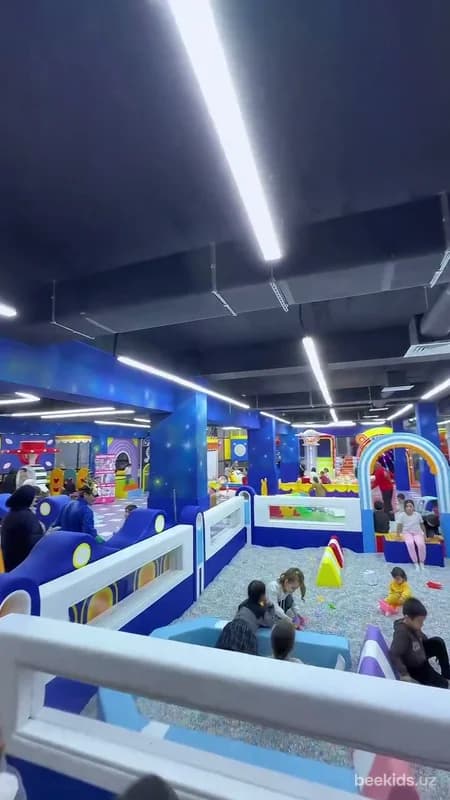 Игровой зал Friends Park: сухой бассейн и лабиринт