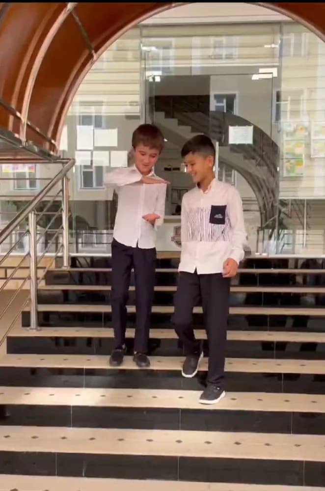Холл с лестницей в школе Scholars Academy