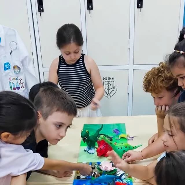 Занятие лепкой в классе