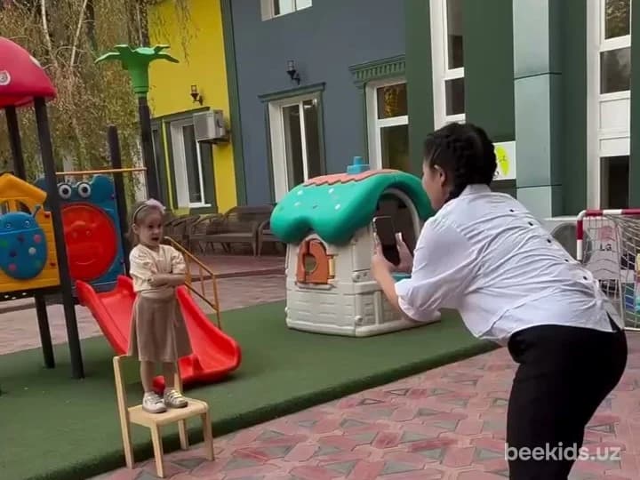 Внутренний двор Unikland Cambridge Junior: игровая площадка и корпус детского сада